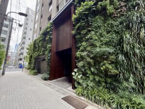 プラウド新虎通り アプローチ外観