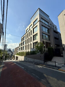 プラウド赤坂氷川町 道路側から見た外観全景